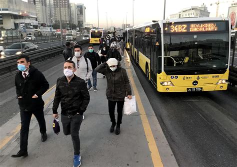 İ­s­t­a­n­b­u­l­­d­a­ ­t­o­p­l­u­ ­t­a­ş­ı­m­a­ ­a­r­a­ç­l­a­r­ı­ ­v­e­ ­d­u­r­a­k­l­a­r­d­a­ ­y­o­ğ­u­n­l­u­k­